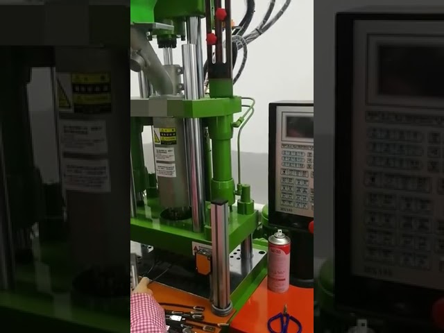 450ST Automatische Vertikale Kunststoff-Spritzgießmaschine für Ladegeräte und Elektronikteile