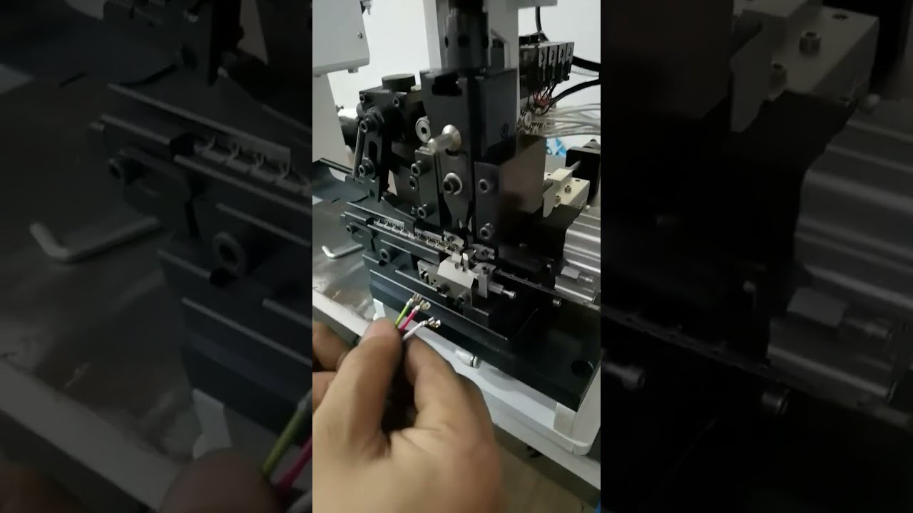 Kontinuierliche Bandterminalmaschine zum Crimpen von 90°-Spezialanschlüssen – Effiziente Automatisierung