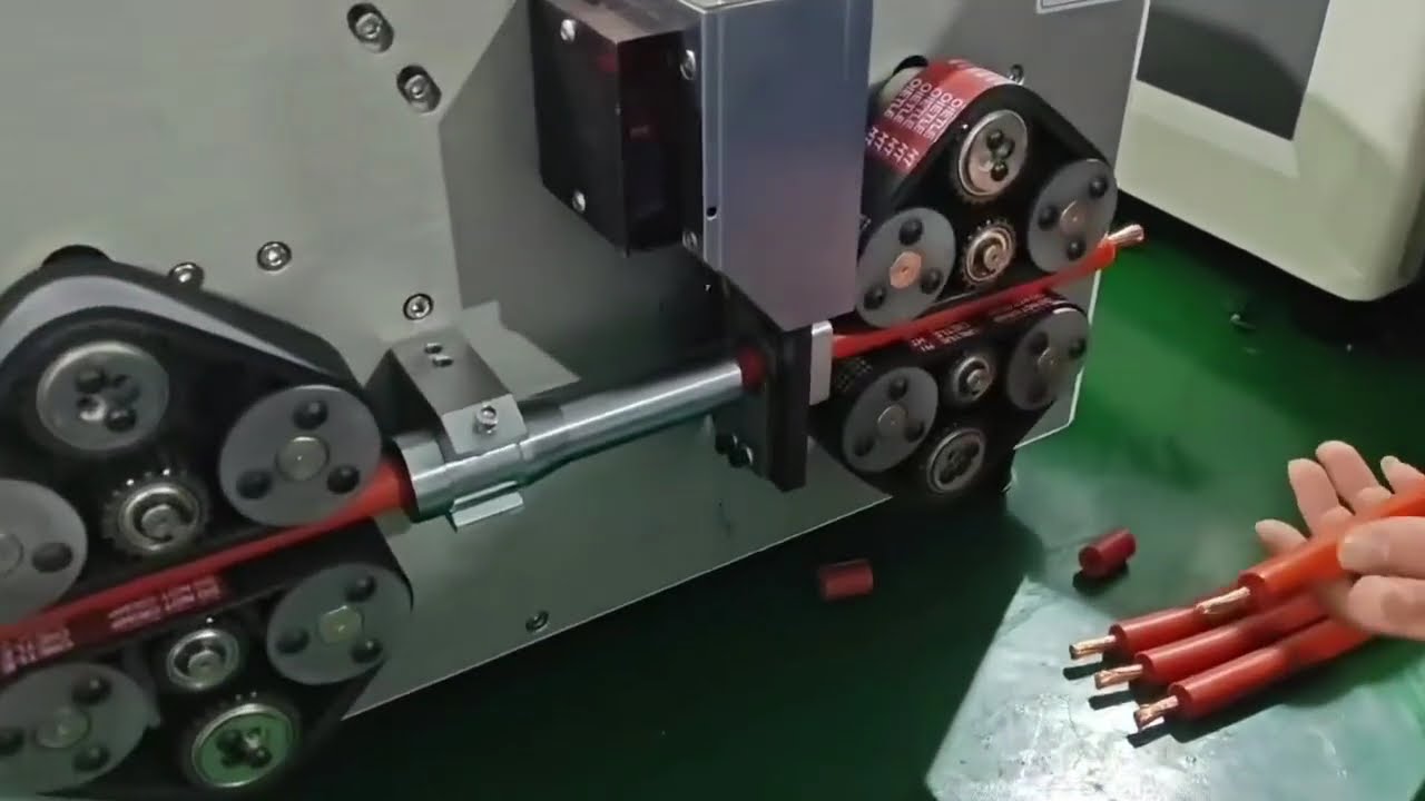 106 Fully Automatic Large Square Wire Stripping Machine for 70mm² Single Core Cutting and Stripping