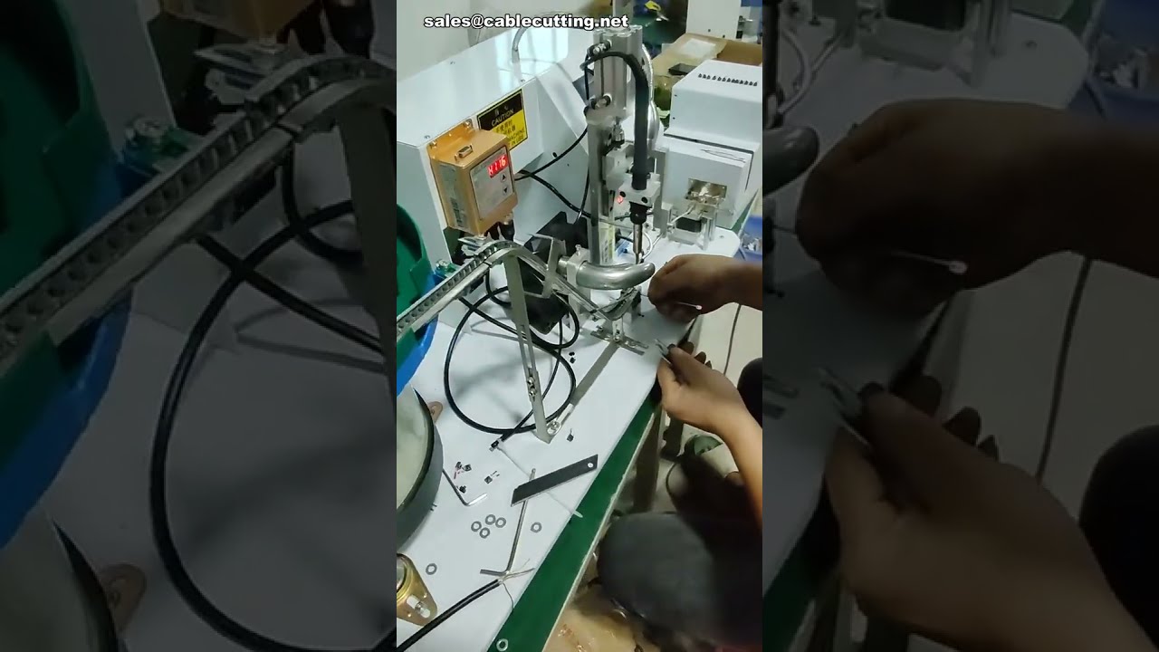 Halbautomatische Lötmaschine mit Vibrationsförderer für vielseitige Produktanwendungen #Fabrik #Maschine