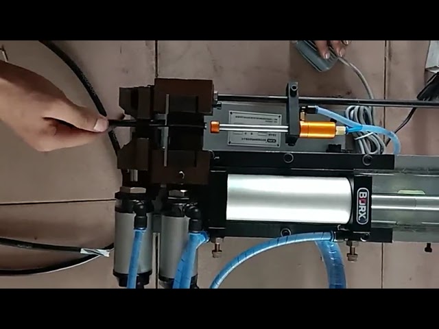 Pneumatischer Kabelabisolierer für mehradrige Kabel – Automatisierte Drahtverarbeitung