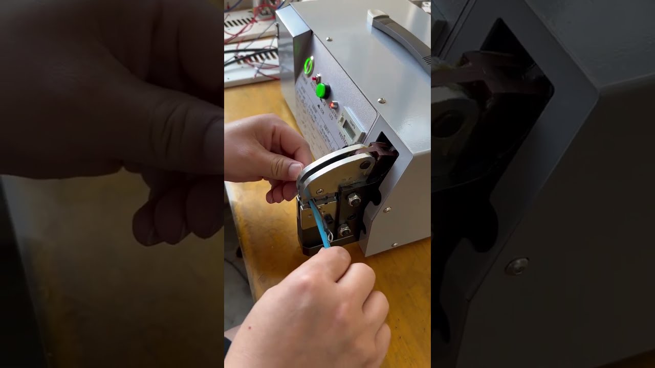 Leistungsstarke elektrische Crimpmaschine für Kabelschuhe bis 70 mm² | Fertigungsautomatisierung