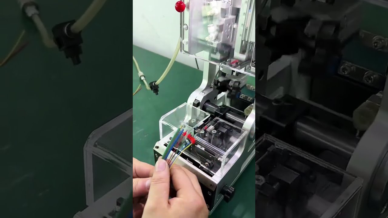 Halbautomatische wasserdichte Steckermontagemaschine in Aktion #Maschine #Kabelverarbeitung #Fabrikautomation