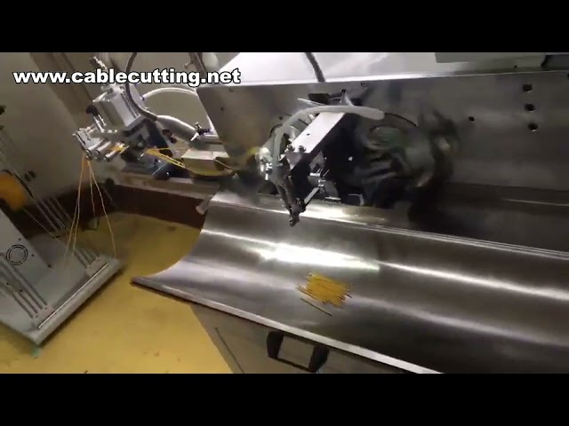 Vollautomatische Maschine zum Schneiden, Abisolieren, Verdrillen, Verzinnen und Crimpen beider Drahtenden