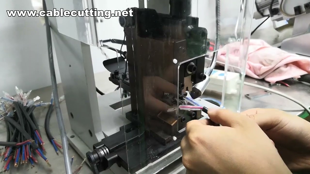 Präzisions-Crimpmaschine für Kabelendhülsen und Ringkabelschuhe | Automatisierung
