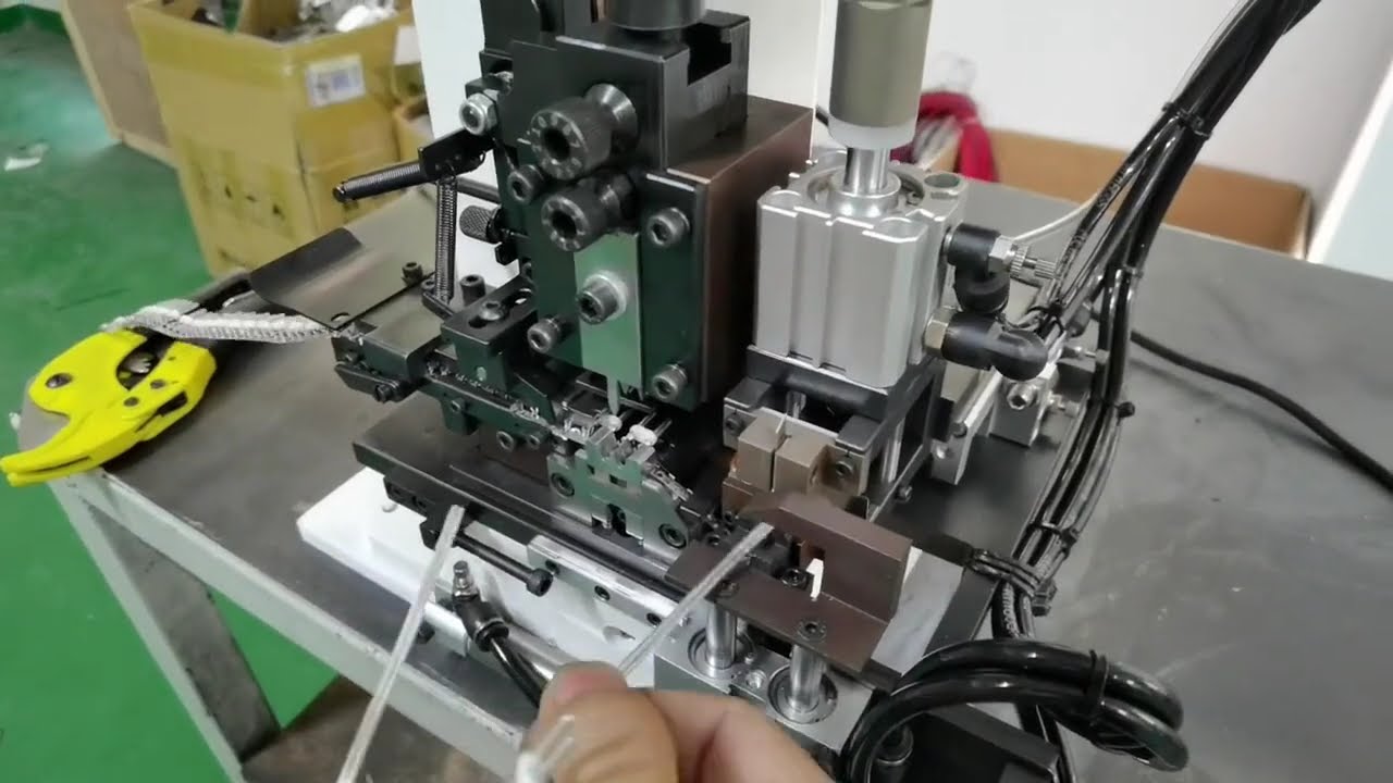 All-in-One: Parallelle Drähte aufteilen, abisolieren und crimpen