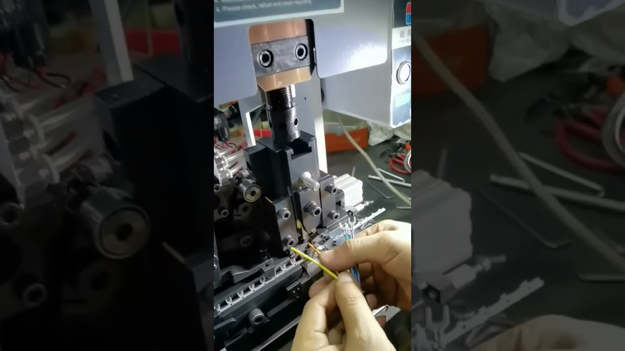 Horizontale Abisolier- und Crimpmaschine – Real-Video aus der Produktion | Fabrikautomatisierung