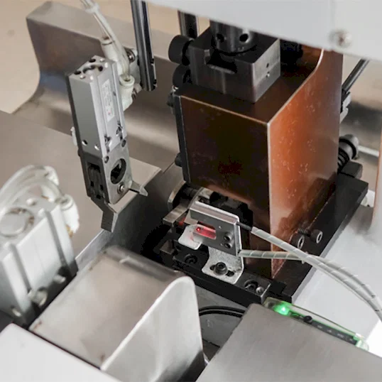 Automatischer Kabelabisolierer, Crimper, Verzwirbler Thumb